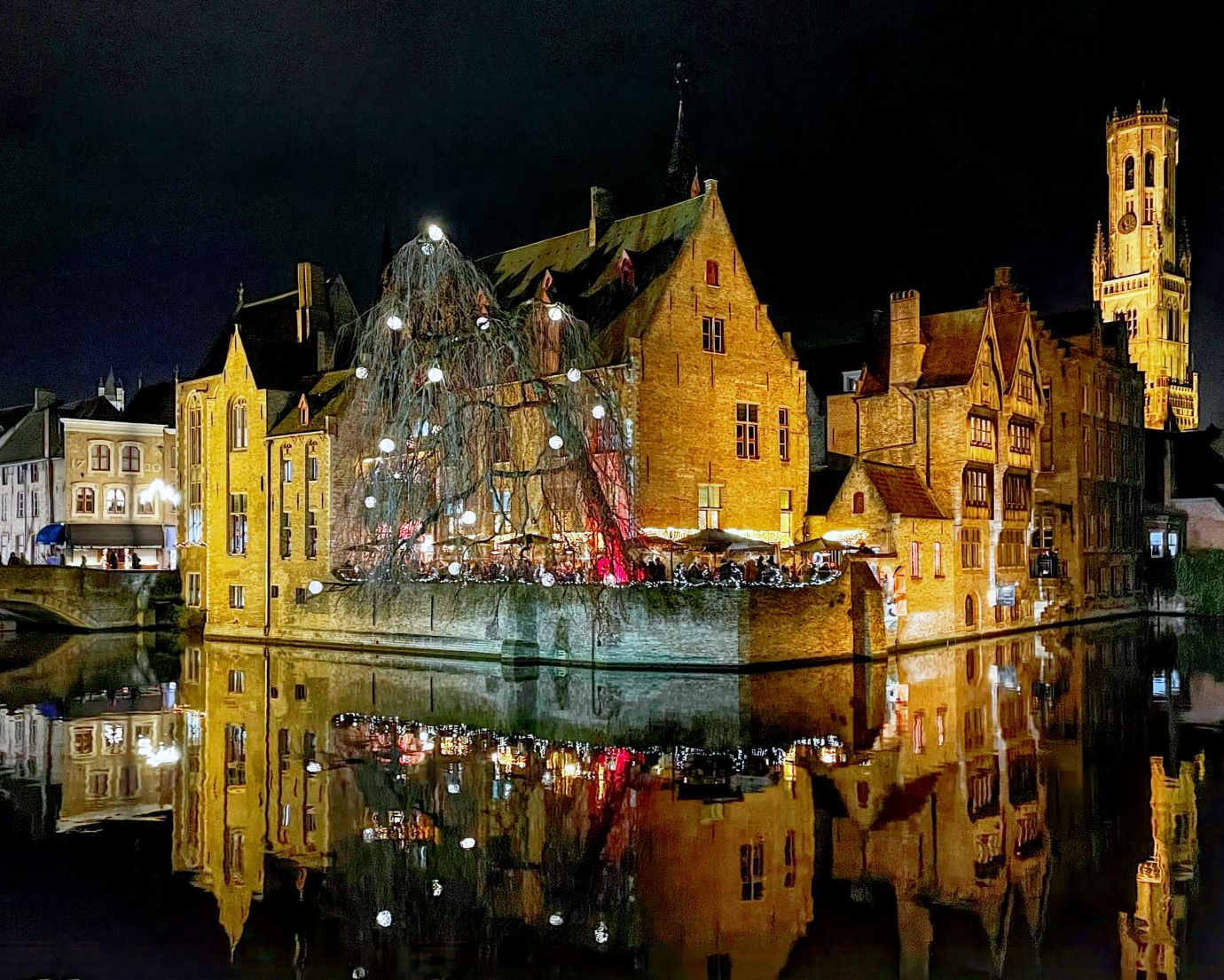 Bruges-Belgium-canal-night-reflections-Christmas-iPhone-7646-05122022
