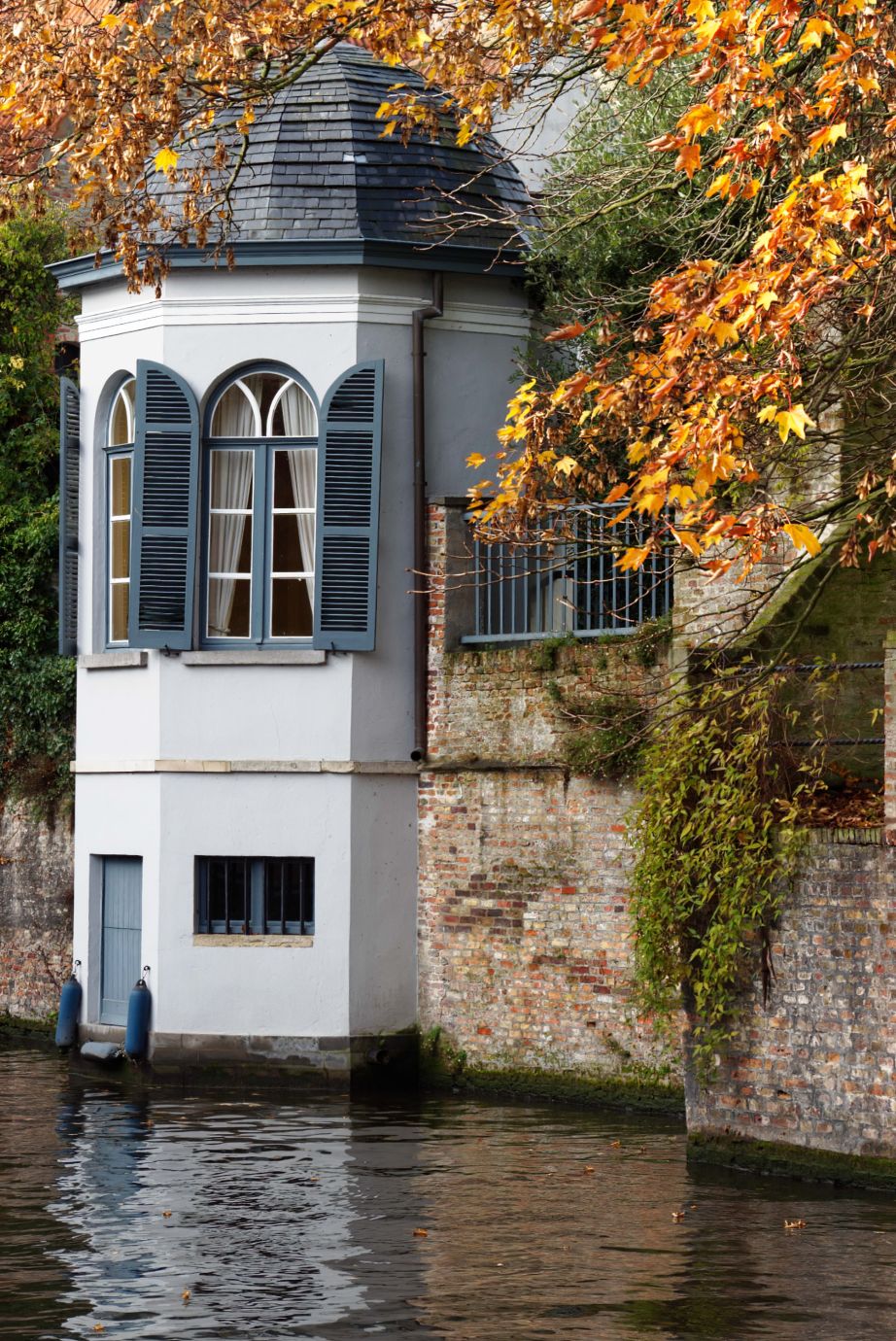 Bruges-Belgium-canal-reflection-autumn-colours-07122022