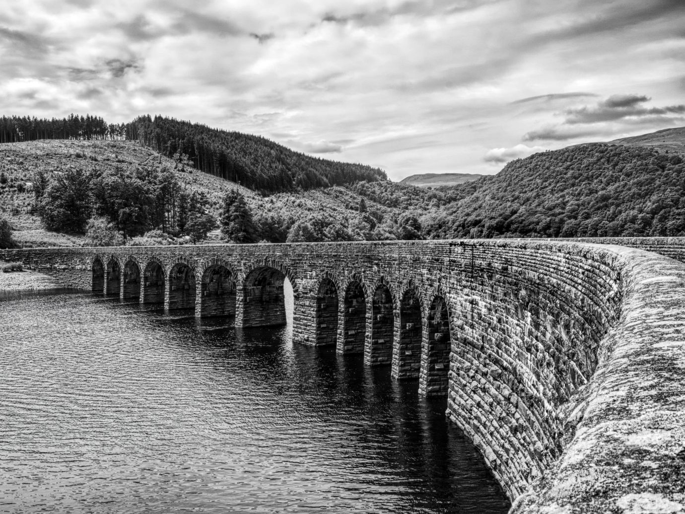 Dam-reservoir-Garreg-Ddu-Elan-Valley-Powys-Wales-monochrome-3841-23062021