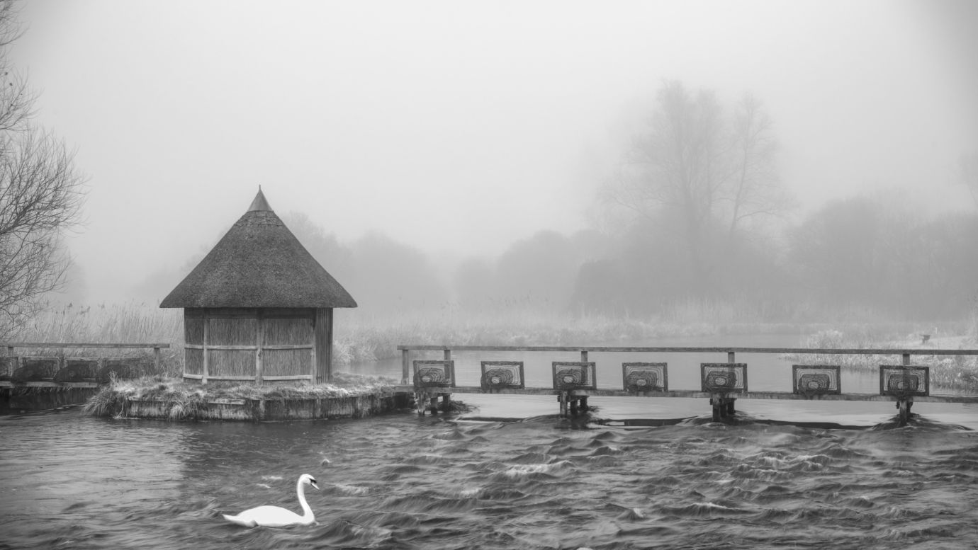 Eel-Pot-Bridge-fishing-hut-River-Test-mist-swan-dawn-monochrome-Leckford-Hampshire-7089-14022023