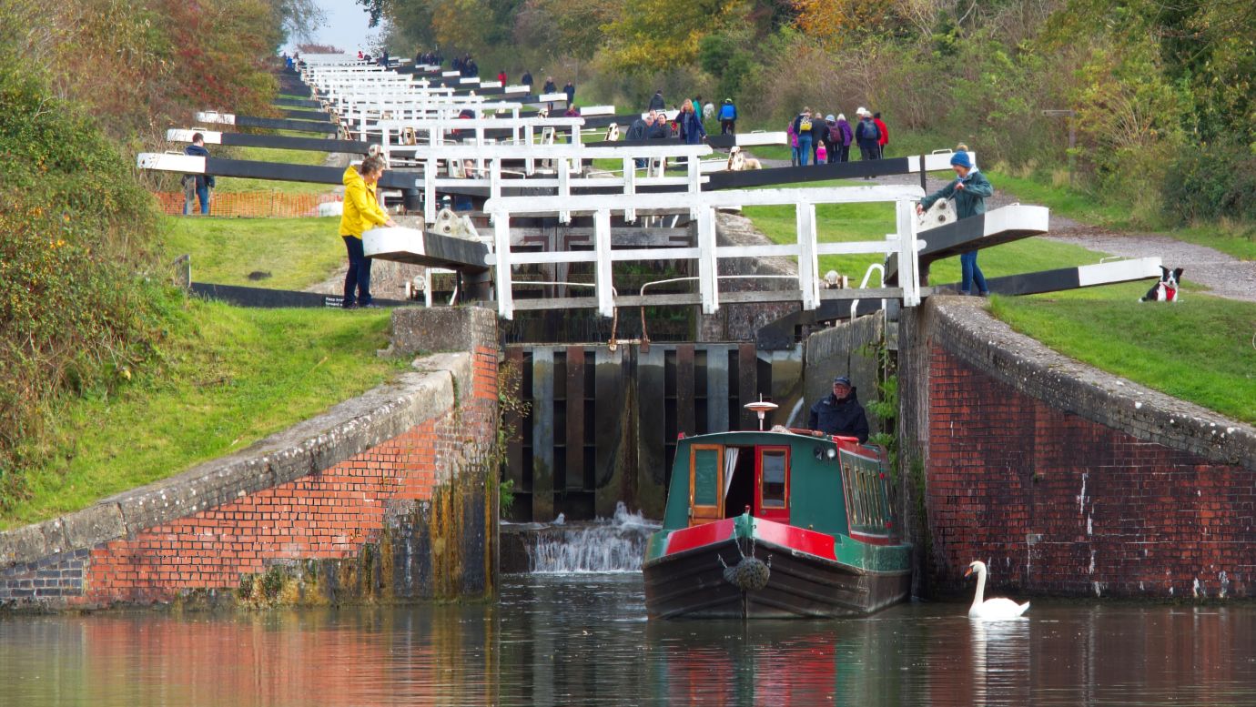 Locks-barge-Kennet-Avon-canal-swan-Caen-Hill-Wiltshire-3195-28102020