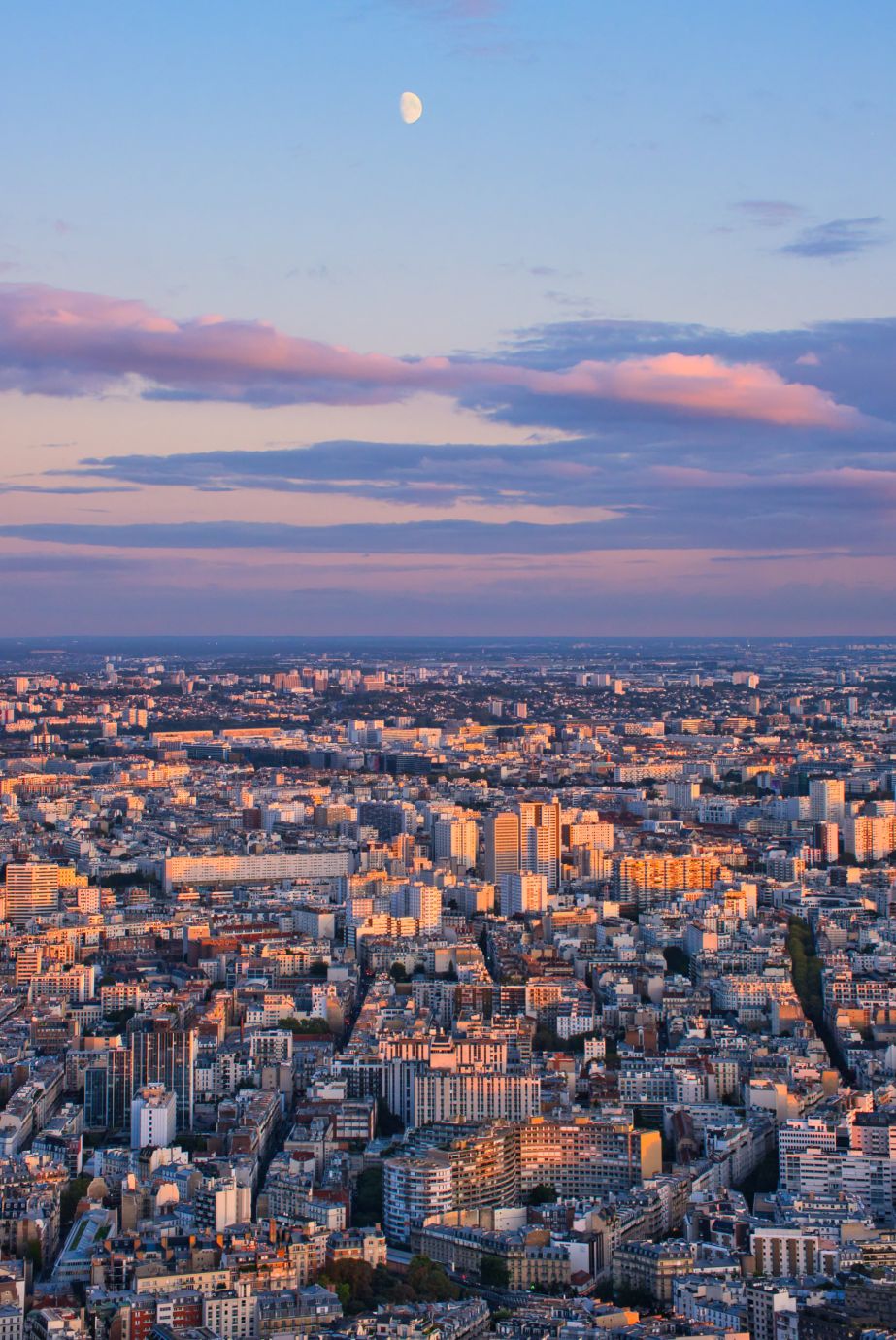 Sunset-golden-hour-moon-cityscape-Paris-Eiffel-Tower-F7639-13092024