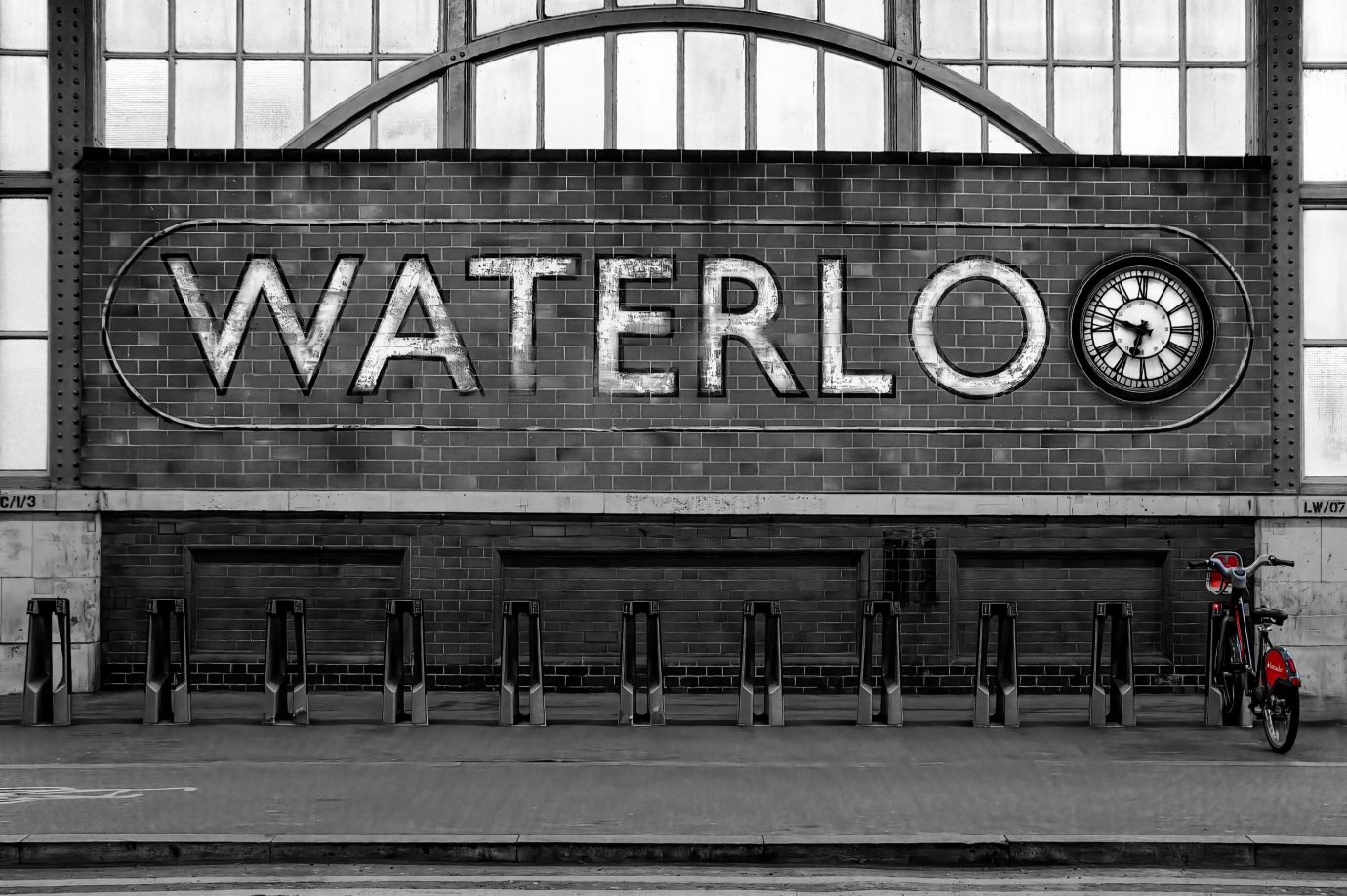 waterloo-station-clock-red-ebike-moncohrome-London-30032022