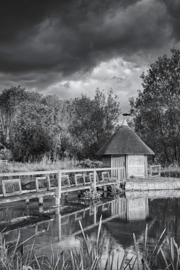 Eel-pot-bridge-fishing-hut-reflection-monochrome-Leckford-Hampshire-0413-28052019