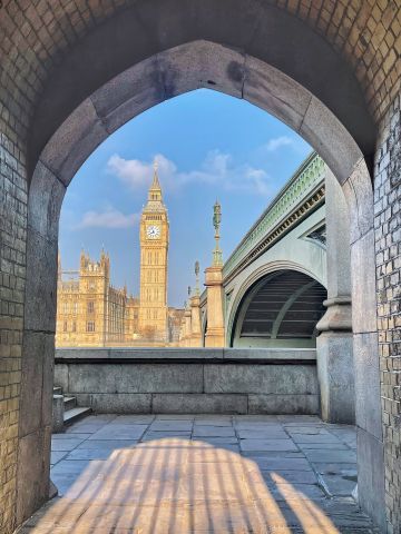 Elizabeth-Tower-Big-Ben-Westminster-Bridge-arch-London-iPhone12-8117-19042023