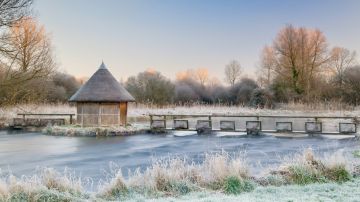 Fishing-hut-eel-pot-bridge-river-test-sunrise-leckford-hampshire-9184v2-16012024_1