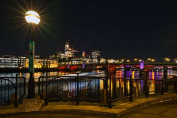 Southwark-bridge-streetlight-London-night-autumn-F9288-27112024