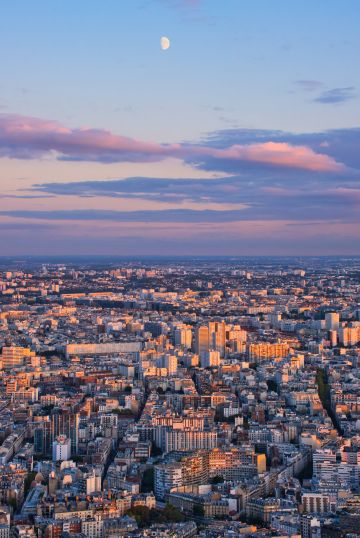 Sunset-golden-hour-moon-cityscape-Paris-Eiffel-Tower-F7639-13092024