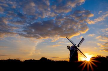 Windmill-sunset-clouds-starburst-Wilton-Wiltshire-2320to22-29082022